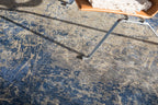 Louis de Poortere Mad Men Cracks 8629 Abyss Blue vloerkleed in interieur