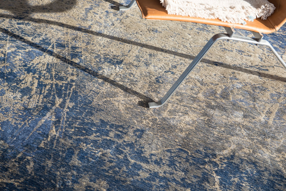 Louis de Poortere Mad Men Cracks 8629 Abyss Blue vloerkleed in interieur