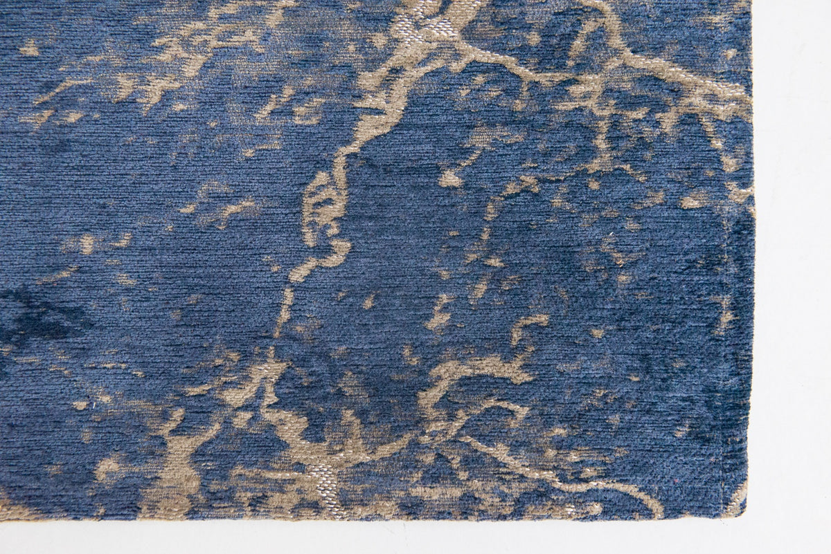 Zijaanzicht van het Louis de Poortere Mad Men Cracks 8629 Abyss Blue vloerkleed