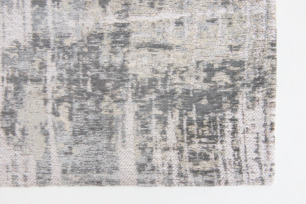 Zijaanzicht van het Louis de Poortere Atlantic Streaks 8716 Coney Grey vloerkleed