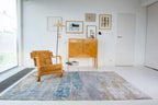 Louis de Poortere Atlantic Streaks 8718 Long Island Blue vloerkleed in interieur