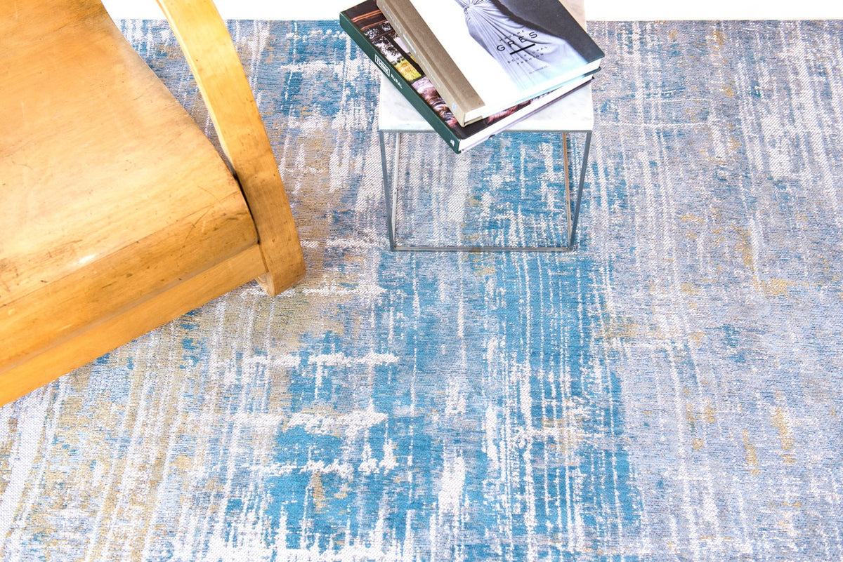 Louis de Poortere Atlantic Streaks 8718 Long Island Blue vloerkleed in interieur