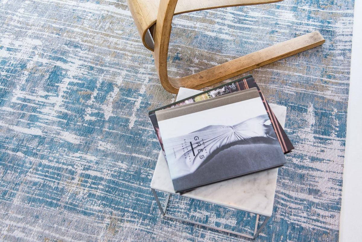 Louis de Poortere Atlantic Streaks 8718 Long Island Blue vloerkleed in interieur