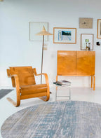 Louis de Poortere Atlantic Streaks 8718 Long Island Blue vloerkleed in interieur