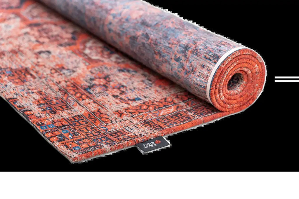 Louis de Poortere Antiquarian Hadschlu 8719 782 Red Brick vloerkleed met een plooi, dun en soepel