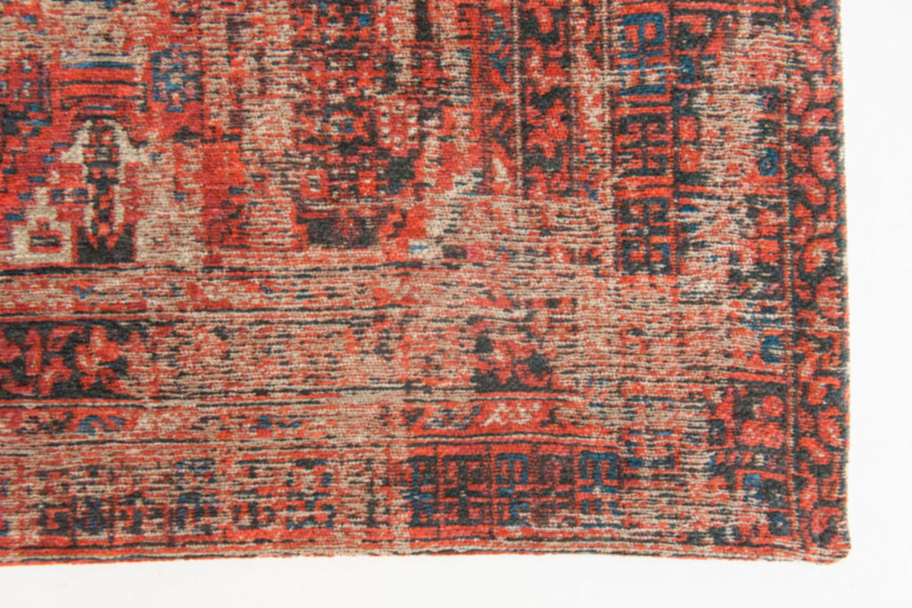 Zijaanzicht van het Louis de Poortere Antiquarian Hadschlu 8719 782 Red Brick vloerkleed