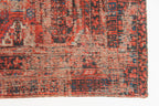 Zijaanzicht van het Louis de Poortere Antiquarian Hadschlu 8719 782 Red Brick vloerkleed