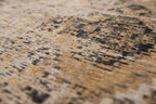 Close-up van het dessin van het Louis de Poortere Antiquarian Hadschlu 8720 Agha Old Gold vloerkleed