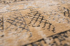 Close-up van het dessin van het Louis de Poortere Antiquarian Hadschlu 8720 Agha Old Gold vloerkleed