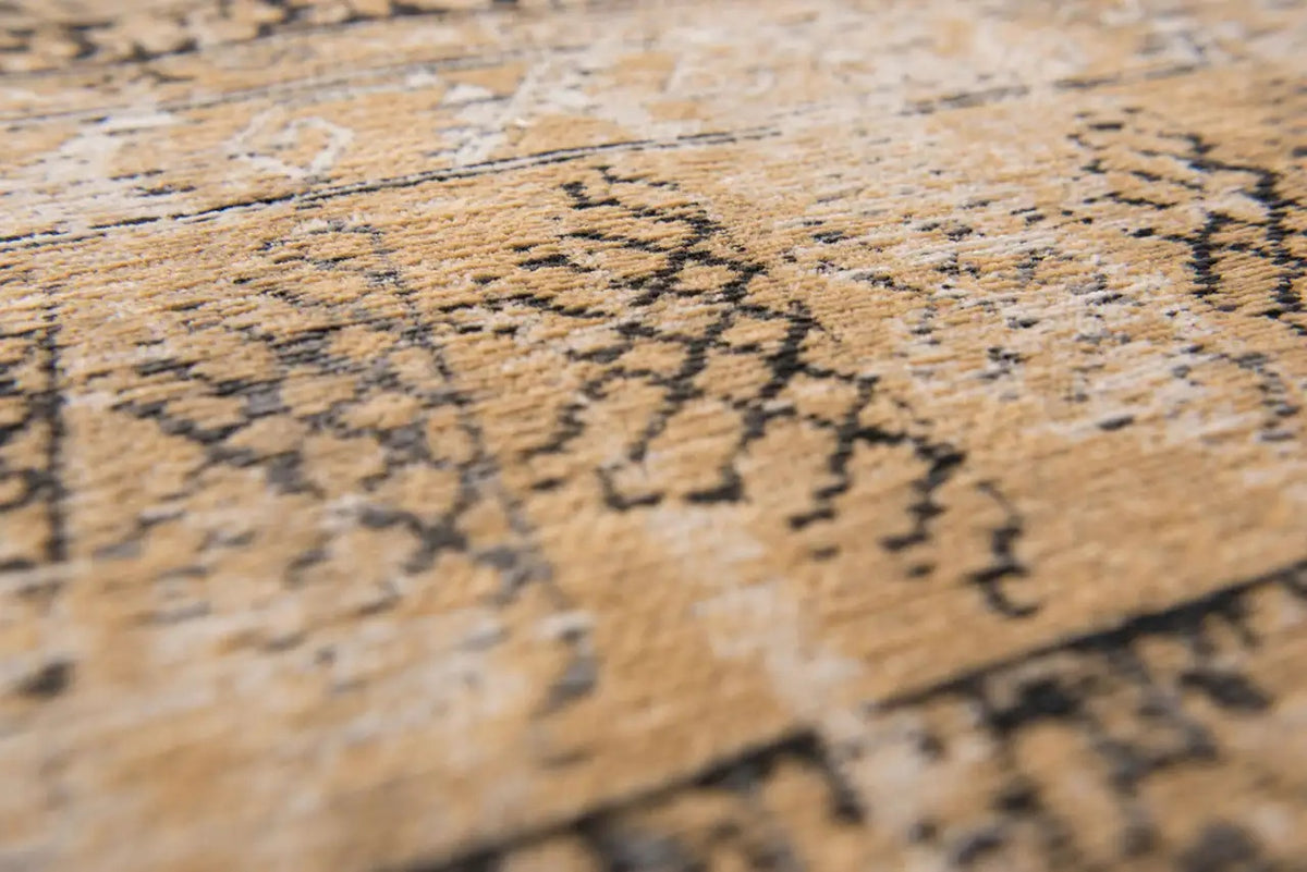 Close-up van het dessin van het Louis de Poortere Antiquarian Hadschlu 8720 Agha Old Gold vloerkleed