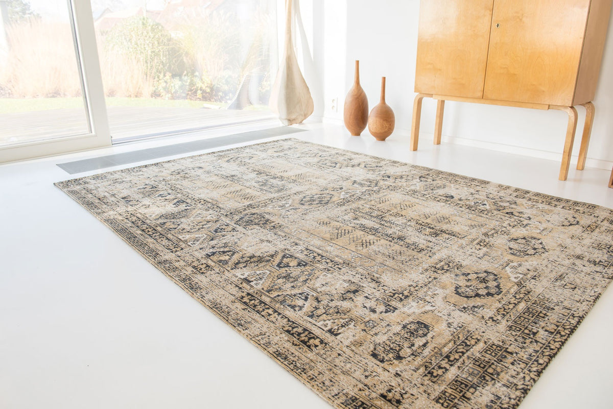 Louis de Poortere Antiquarian Hadschlu 8720 Agha Old Gold vloerkleed in interieur