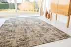 Louis de Poortere Antiquarian Hadschlu 8720 Agha Old Gold vloerkleed in interieur