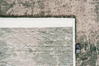 Close-up van het dessin van het Louis de Poortere Mad Men Cracks 8723 Dark Pine vloerkleed