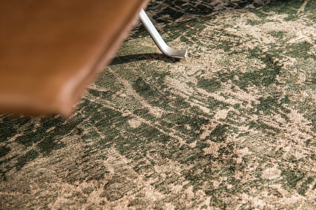 Louis de Poortere Mad Men Cracks 8723 Dark Pine vloerkleed in interieur