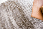 Louis de Poortere Mad Men Griff 8785 Concrete Jungle vloerkleed in interieur
