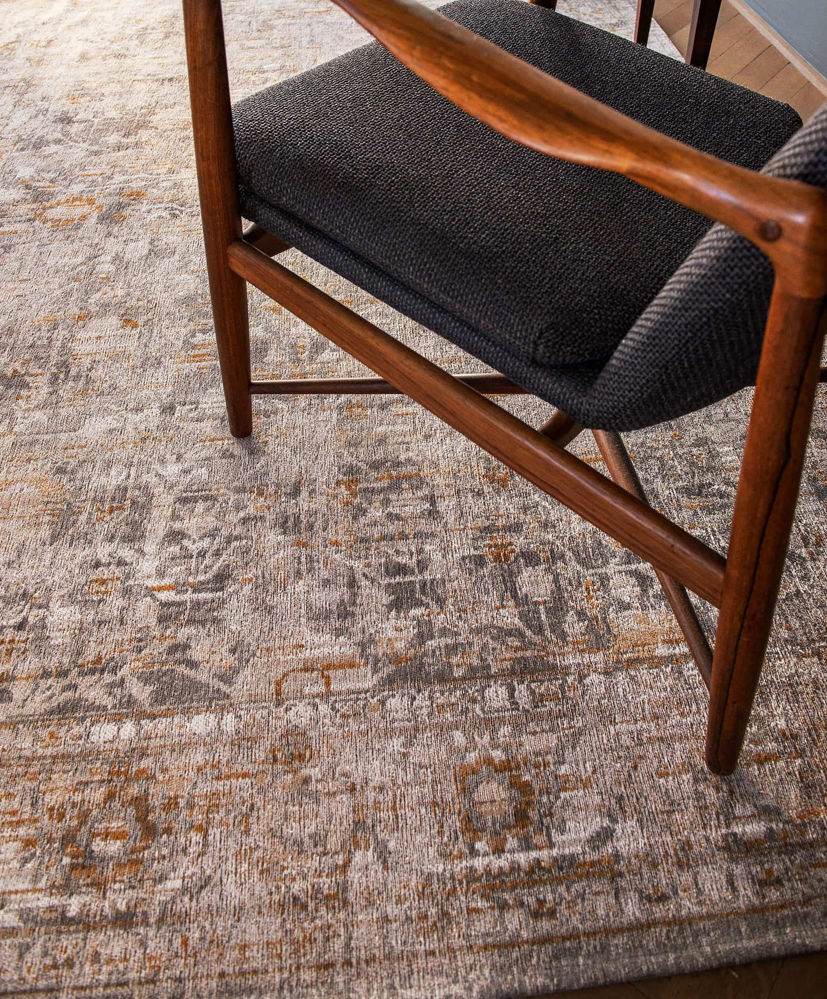 Louis de Poortere Antiquarian Ushak 8884 Suleiman Grey vloerkleed in interieur