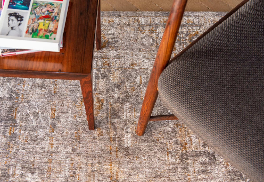 Louis de Poortere Antiquarian Ushak 8884 Suleiman Grey vloerkleed in interieur
