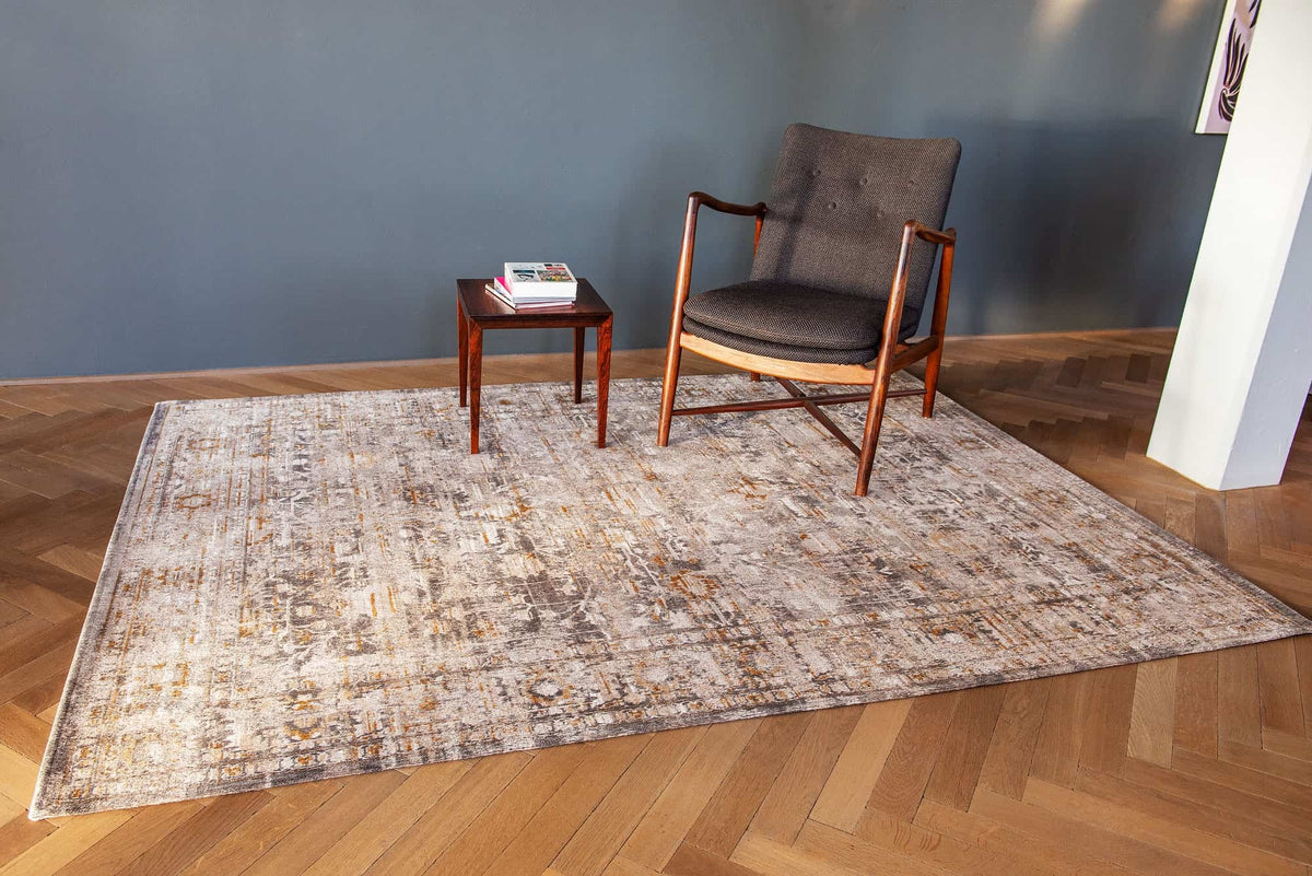 Louis de Poortere Antiquarian Ushak 8884 Suleiman Grey vloerkleed in interieur