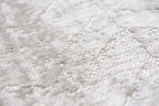 Close-up van het dessin van het Louis de Poortere Mad Men Jacob's Ladder 8929 White Plains vloerkleed