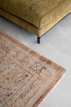 Louis de Poortere Fading World Medallion 9067 Salmon vloerkleed in interieur