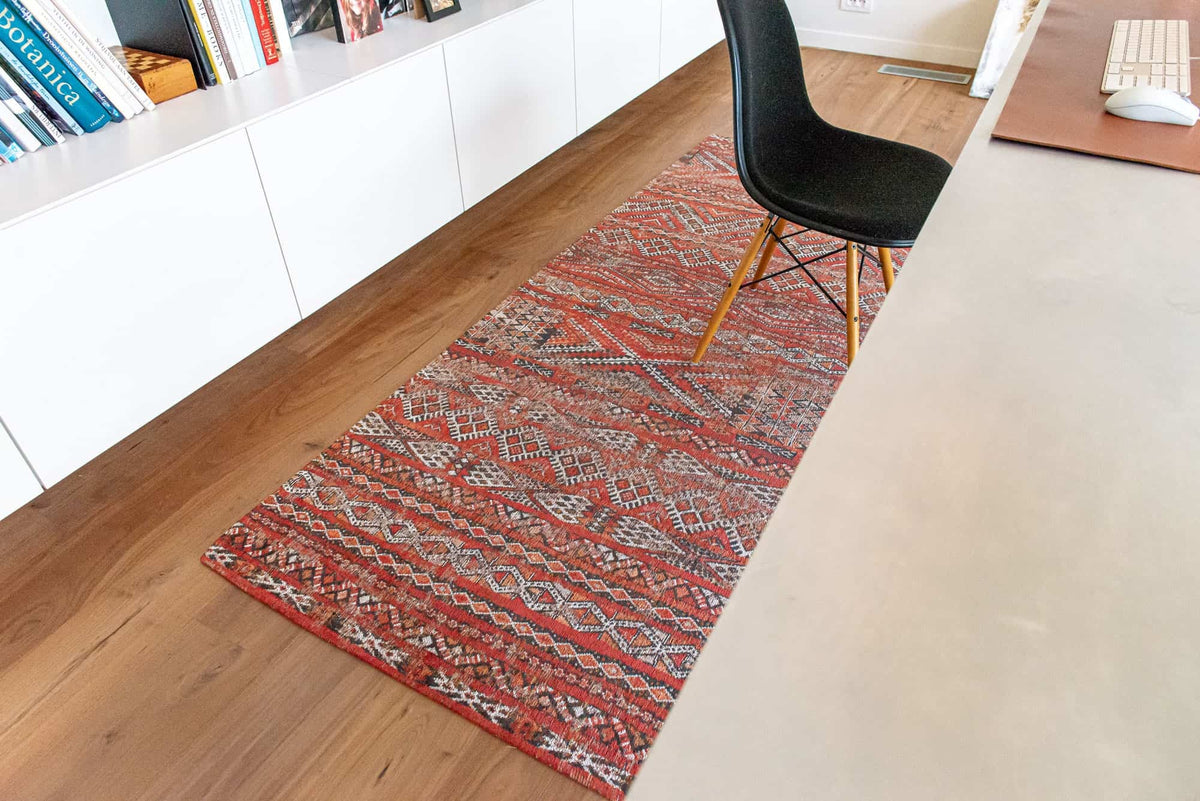 Louis de Poortere Antiquarian Kilim 9115 Fez Red vloerkleed in interieur