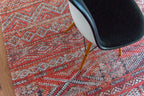 Louis de Poortere Antiquarian Kilim 9115 Fez Red vloerkleed in interieur