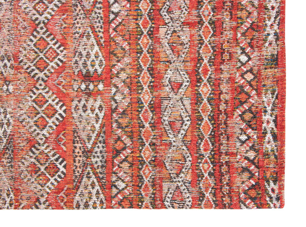 Zijaanzicht van het Louis de Poortere Antiquarian Kilim 9115 Fez Red vloerkleed