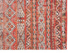 Zijaanzicht van het Louis de Poortere Antiquarian Kilim 9115 Fez Red vloerkleed