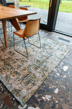 Louis de Poortere Antiquarian Bakhtiari 9127 Fener vloerkleed in interieur