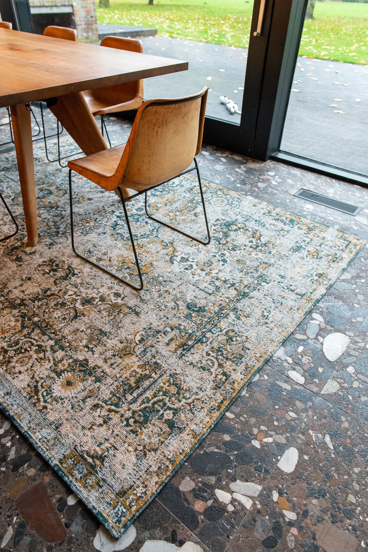 Louis de Poortere Antiquarian Bakhtiari 9127 Fener vloerkleed in interieur