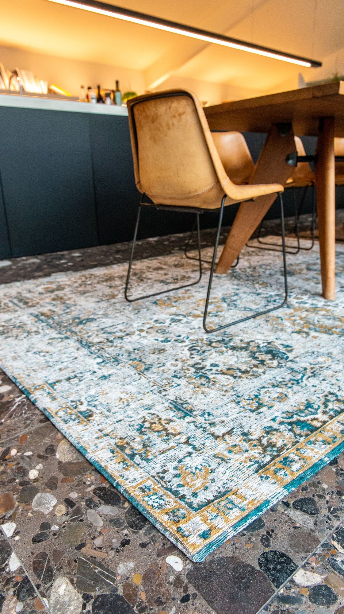 Louis de Poortere Antiquarian Bakhtiari 9127 Fener vloerkleed in interieur
