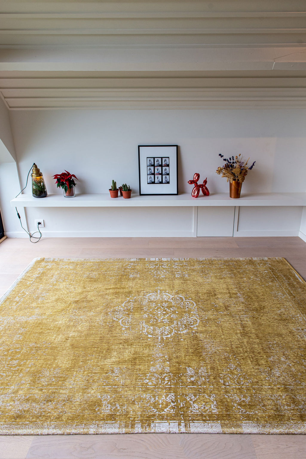 Louis de Poortere Fading World Medallion 9145 Spring Moss vloerkleed in interieur