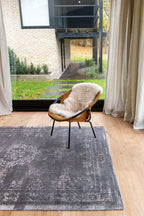 Louis de Poortere Fading World Medallion 9148 Stone vloerkleed in interieur