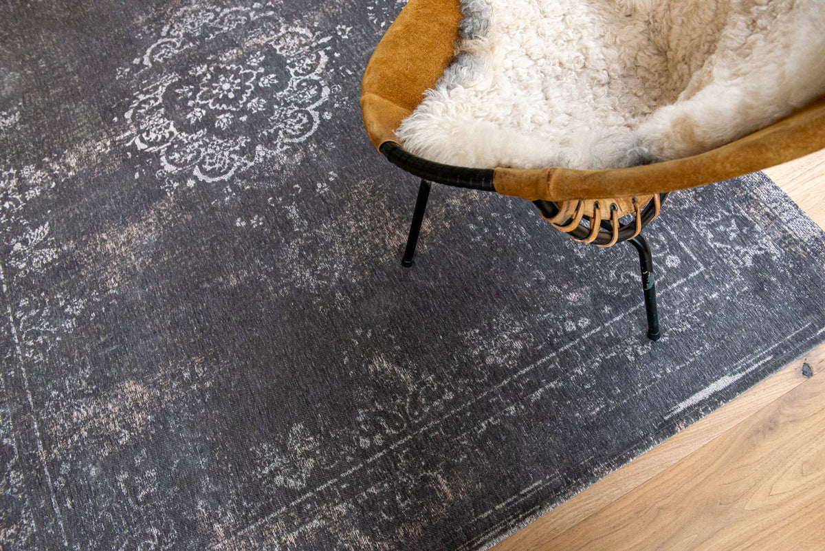 Louis de Poortere Fading World Medallion 9148 Stone vloerkleed in interieur