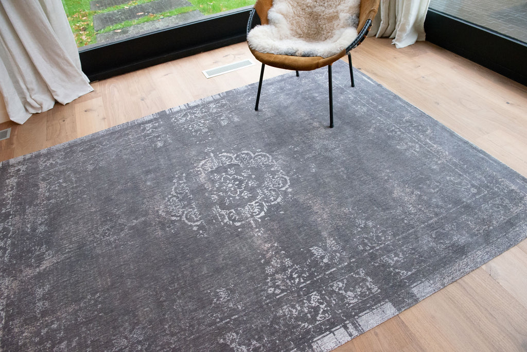 Louis de Poortere Fading World Medallion 9148 Stone vloerkleed in interieur