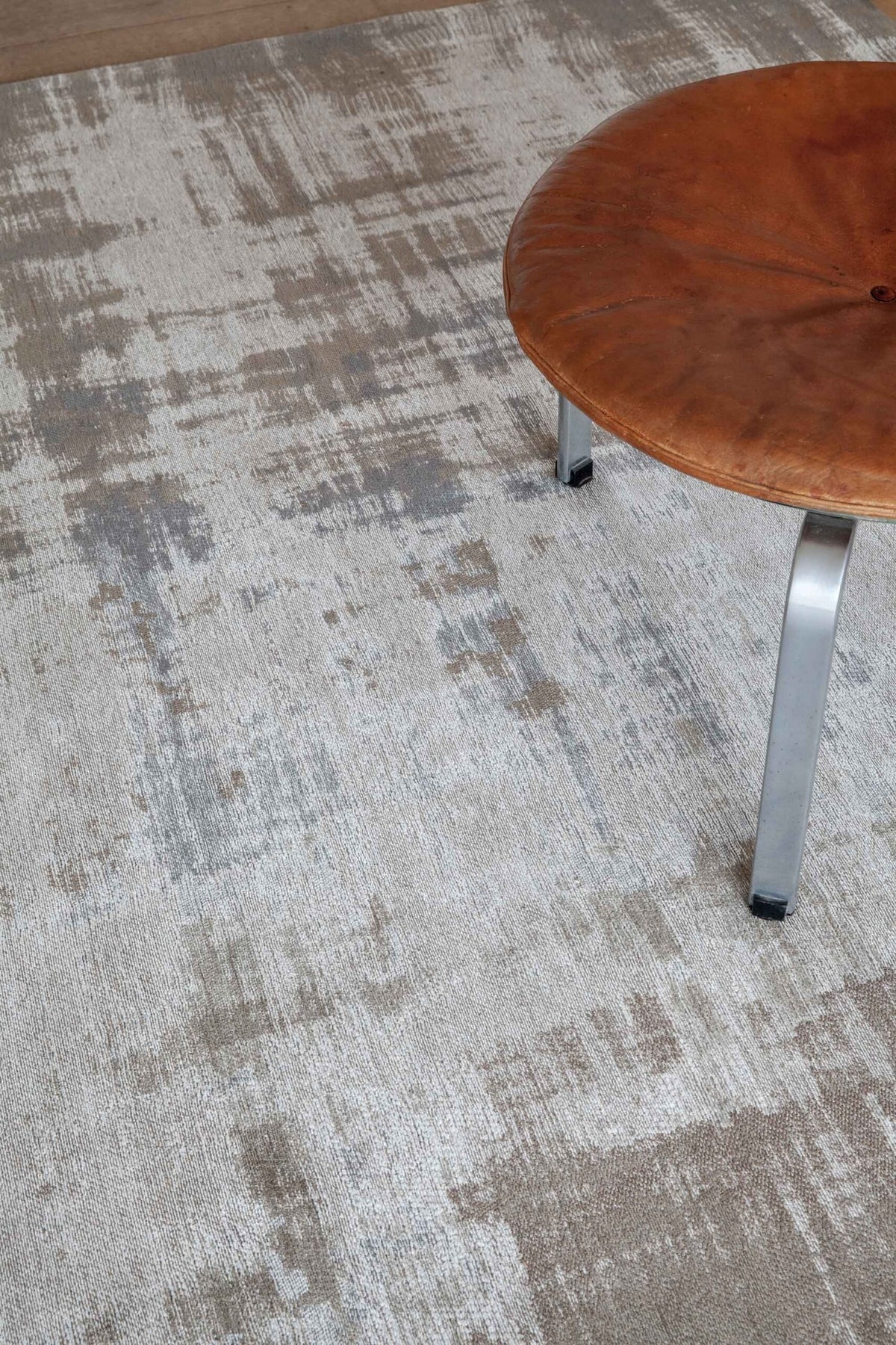 Louis de Poortere Atlantic Venetian Dust 9195 Padua Beige vloerkleed in interieur