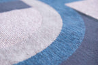 Close-up van het dessin van het Louis de Poortere Nuance Module 9196 Camel Blue vloerkleed