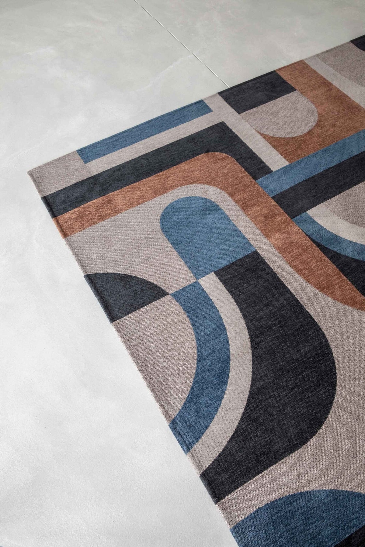 Louis de Poortere Nuance Module 9196 Camel Blue vloerkleed in interieur