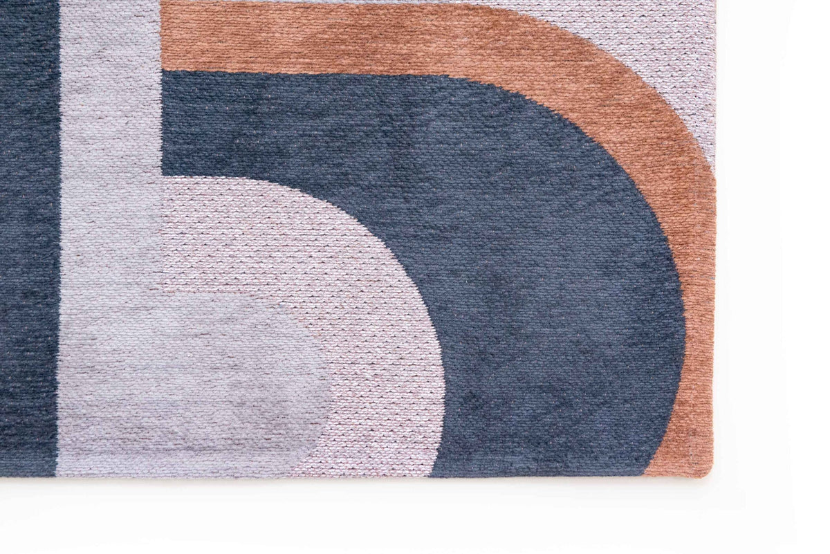 Zijaanzicht van het Louis de Poortere Nuance Module 9196 Camel Blue vloerkleed