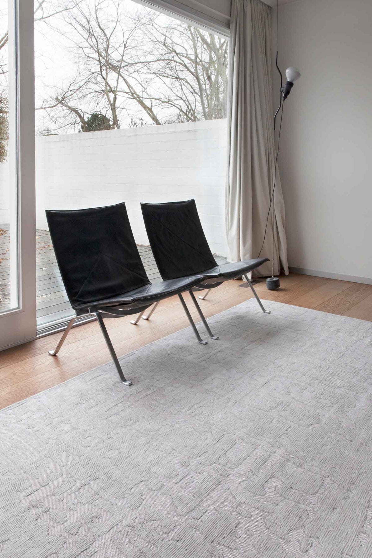 Louis de Poortere Structures Baobab 9198 Tsingy Oyster vloerkleed in interieur