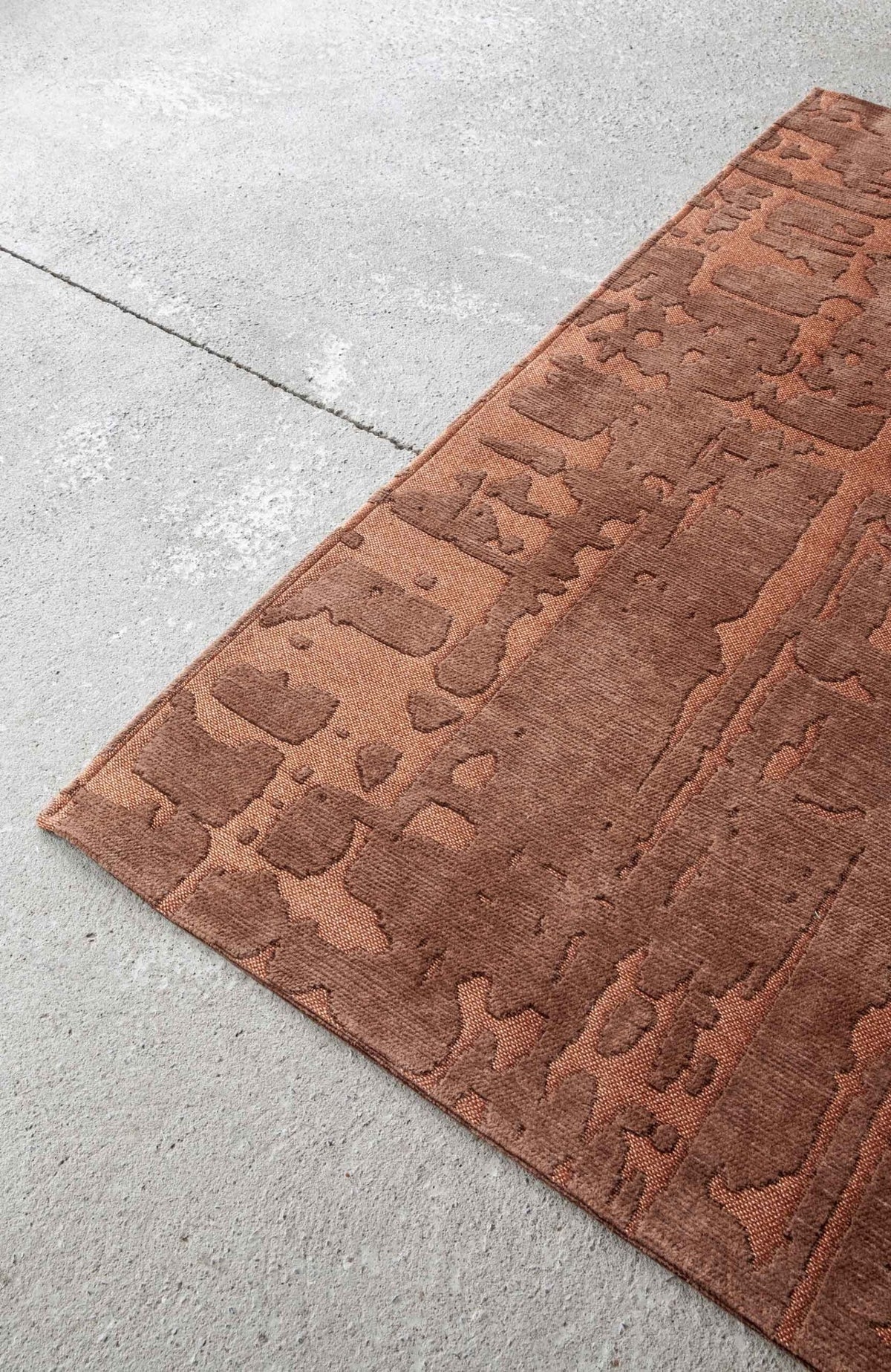 Louis de Poortere Structures Baobab 9199 Za Copper vloerkleed in interieur