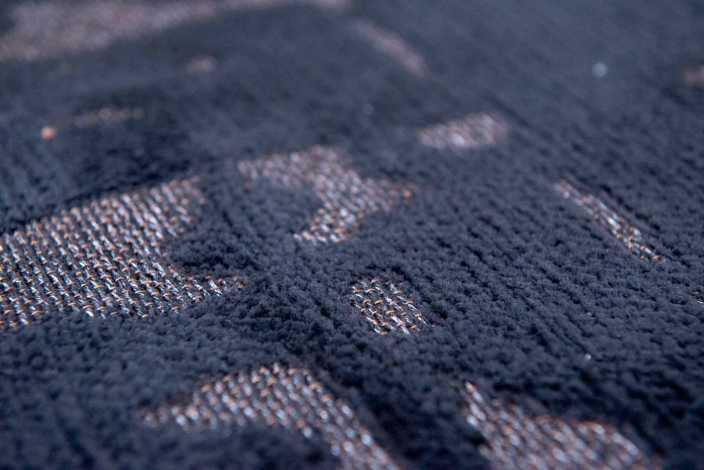 Close-up van het dessin van het Louis de Poortere Structures Baobab 9200 Black Water vloerkleed