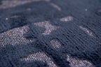 Close-up van het dessin van het Louis de Poortere Structures Baobab 9200 Black Water vloerkleed