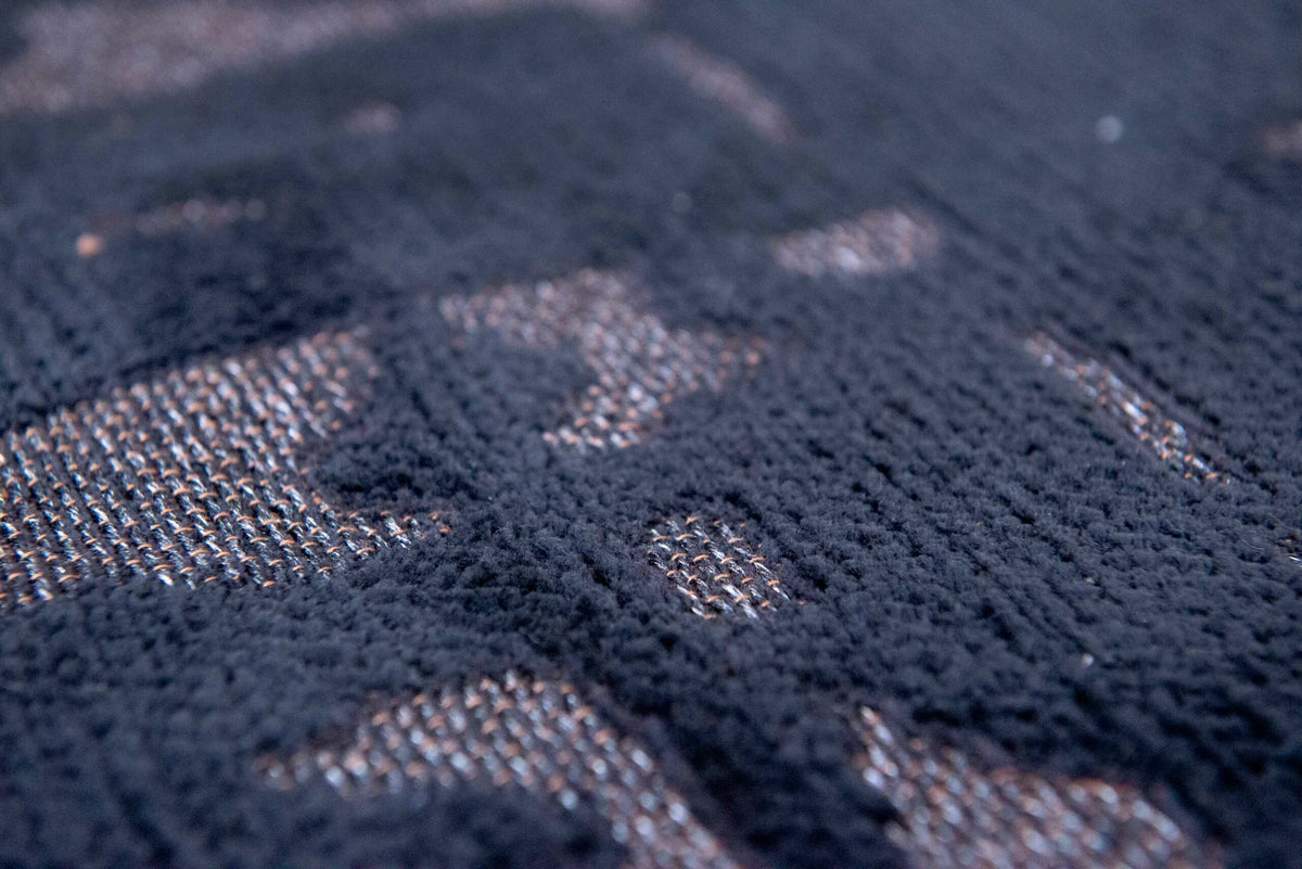 Close-up van het dessin van het Louis de Poortere Structures Baobab 9200 Black Water vloerkleed