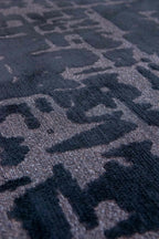 Close-up van het dessin van het Louis de Poortere Structures Baobab 9200 Black Water vloerkleed