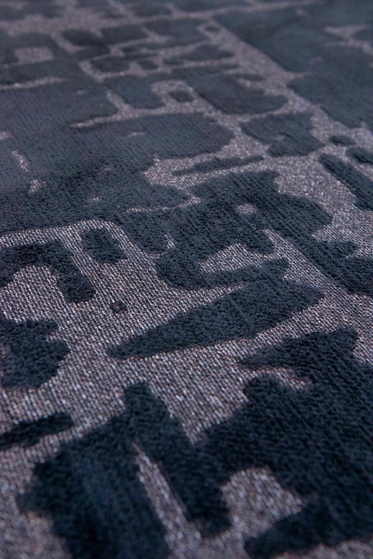 Close-up van het dessin van het Louis de Poortere Structures Baobab 9200 Black Water vloerkleed