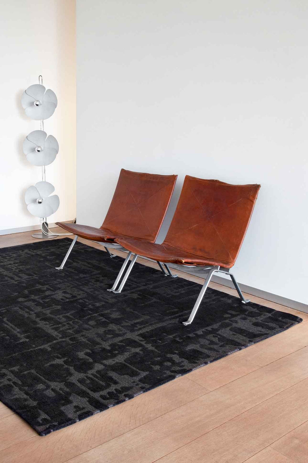 Louis de Poortere Structures Baobab 9200 Black Water vloerkleed in interieur