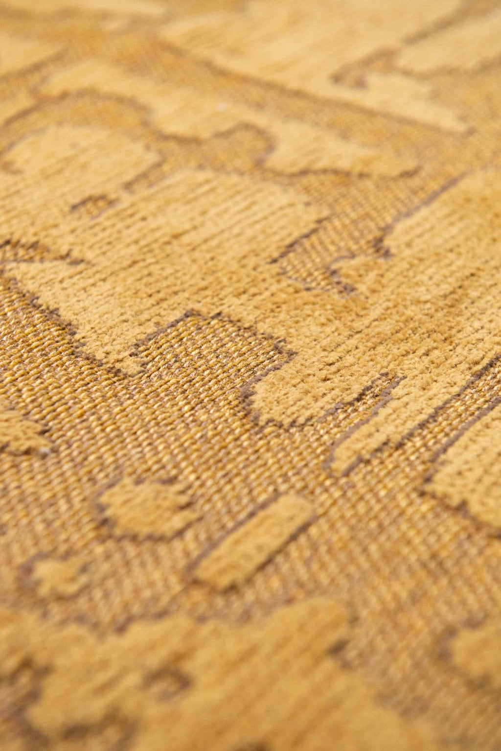 Close-up van het dessin van het Louis de Poortere Structures Baobab 9201 Madagascar Gold vloerkleed