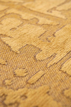 Close-up van het dessin van het Louis de Poortere Structures Baobab 9201 Madagascar Gold vloerkleed