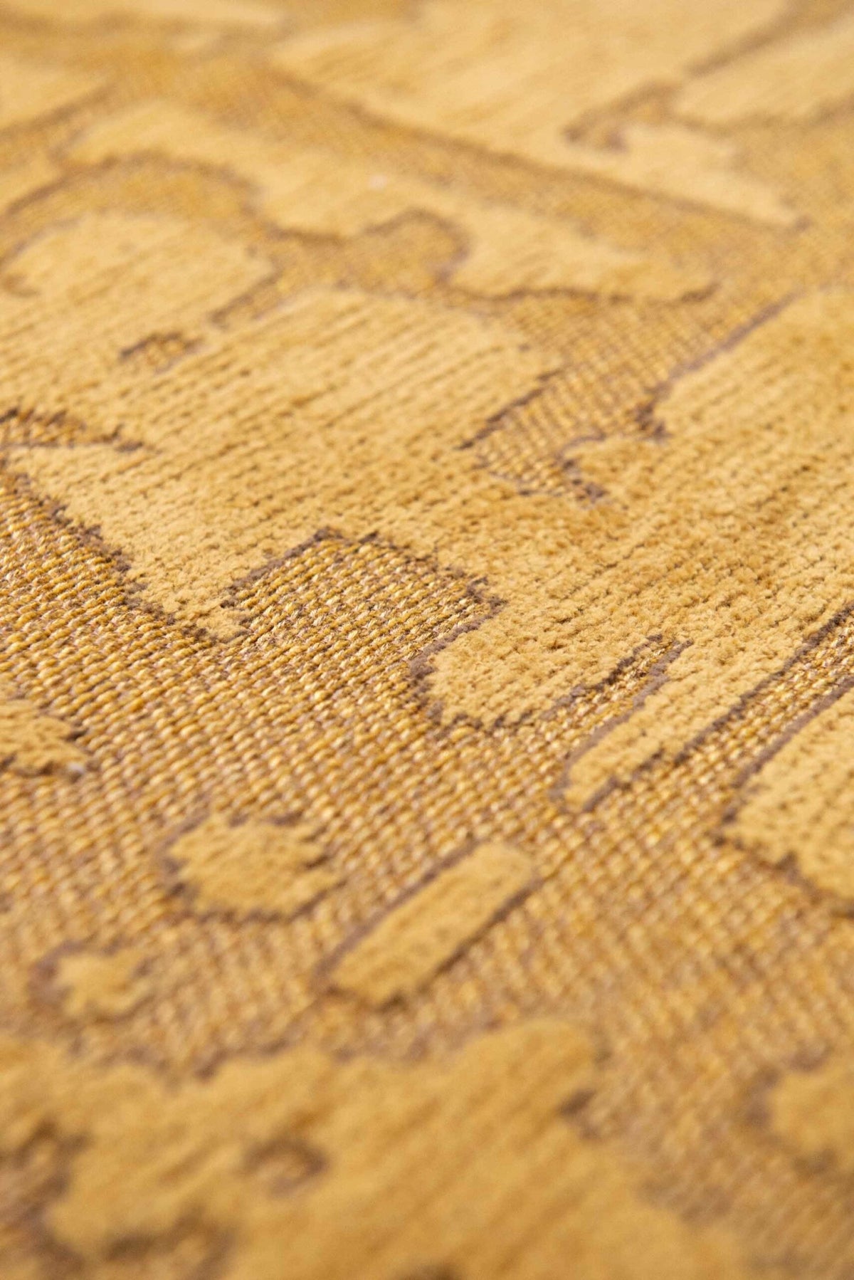 Close-up van het dessin van het Louis de Poortere Structures Baobab 9201 Madagascar Gold vloerkleed